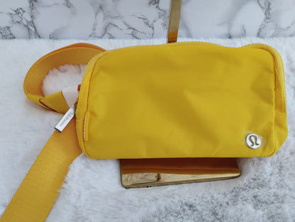 Bolsa tipo cangurera marca Lulú Lemon