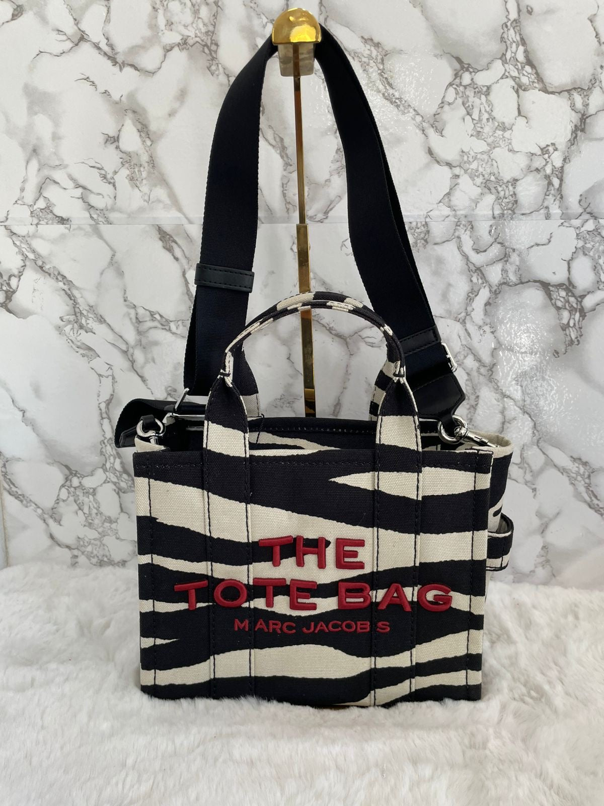 Bolsa chica tipo lona tote marca Marc Jacobs