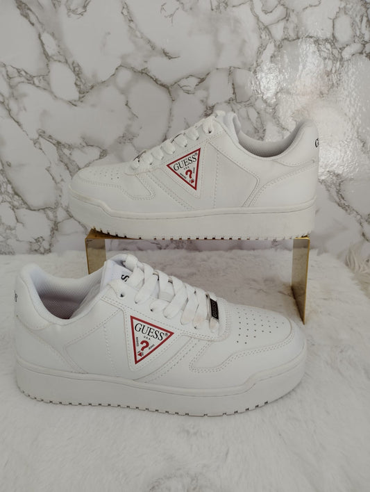 Tenis para caballero color blanco tipo piel marca Guess