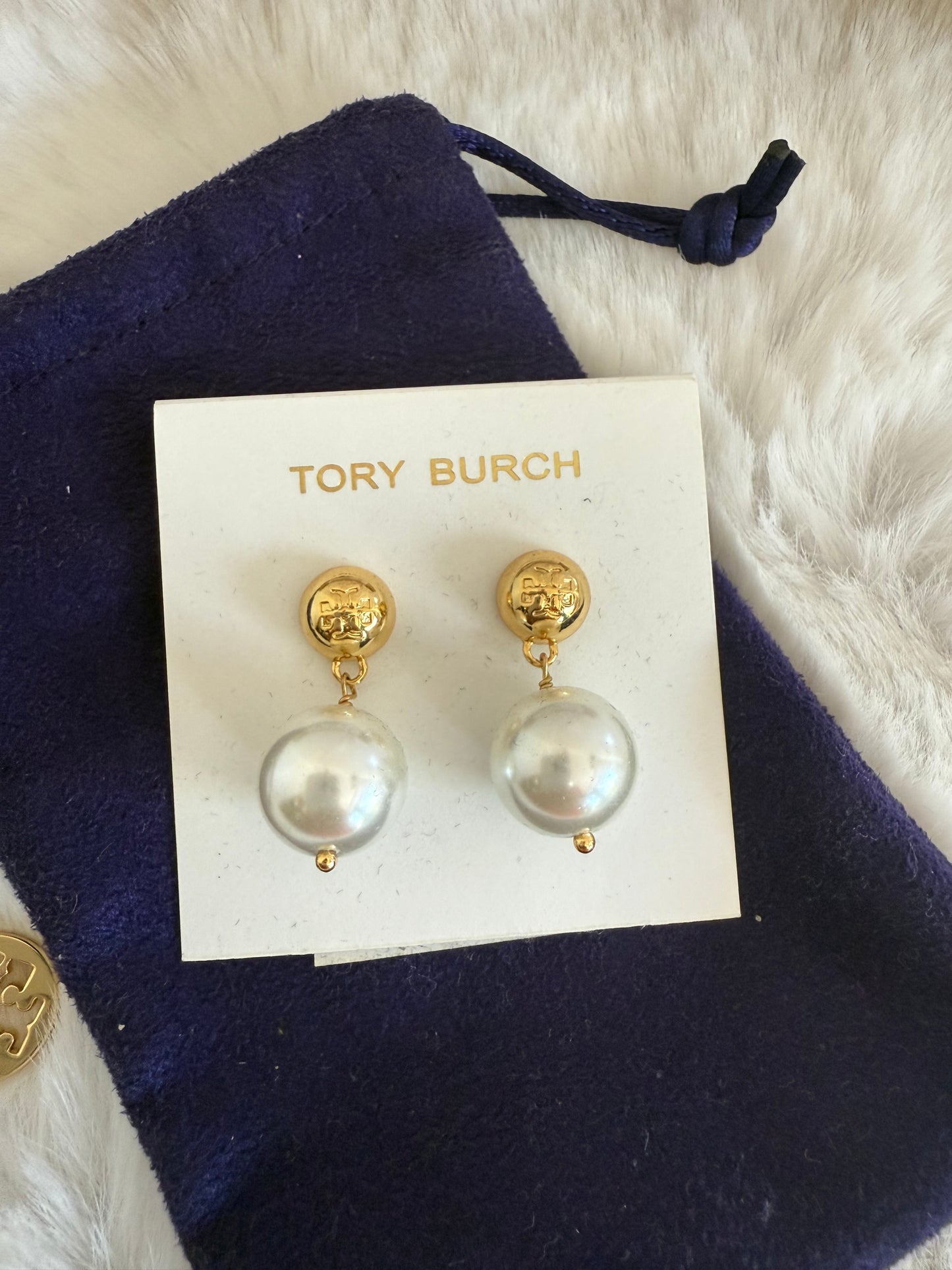 Aretes perla marca Tory Burch