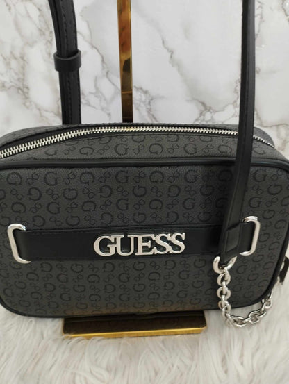 Bolsa crossbody negra grabada marca Guess