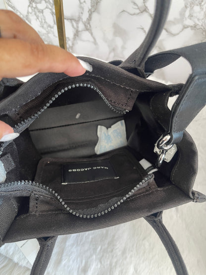 Bolsa tipo lona color negro marca Marc Jacobs