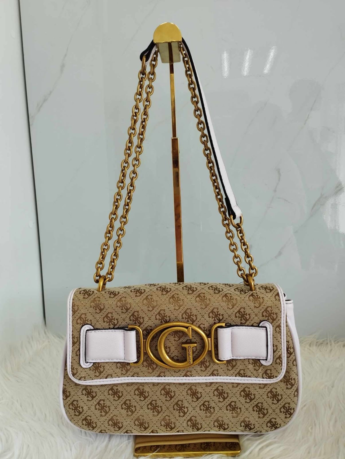 Bolsa crossbody tipo tela marca Guess