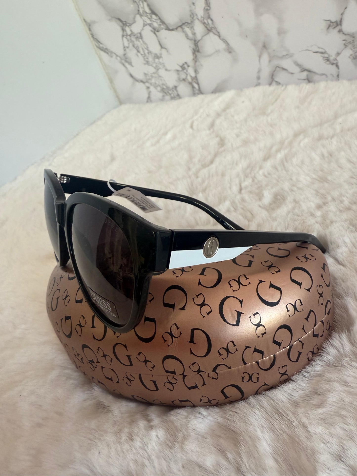 Lentes negro marca Guess con estuche de bolsa