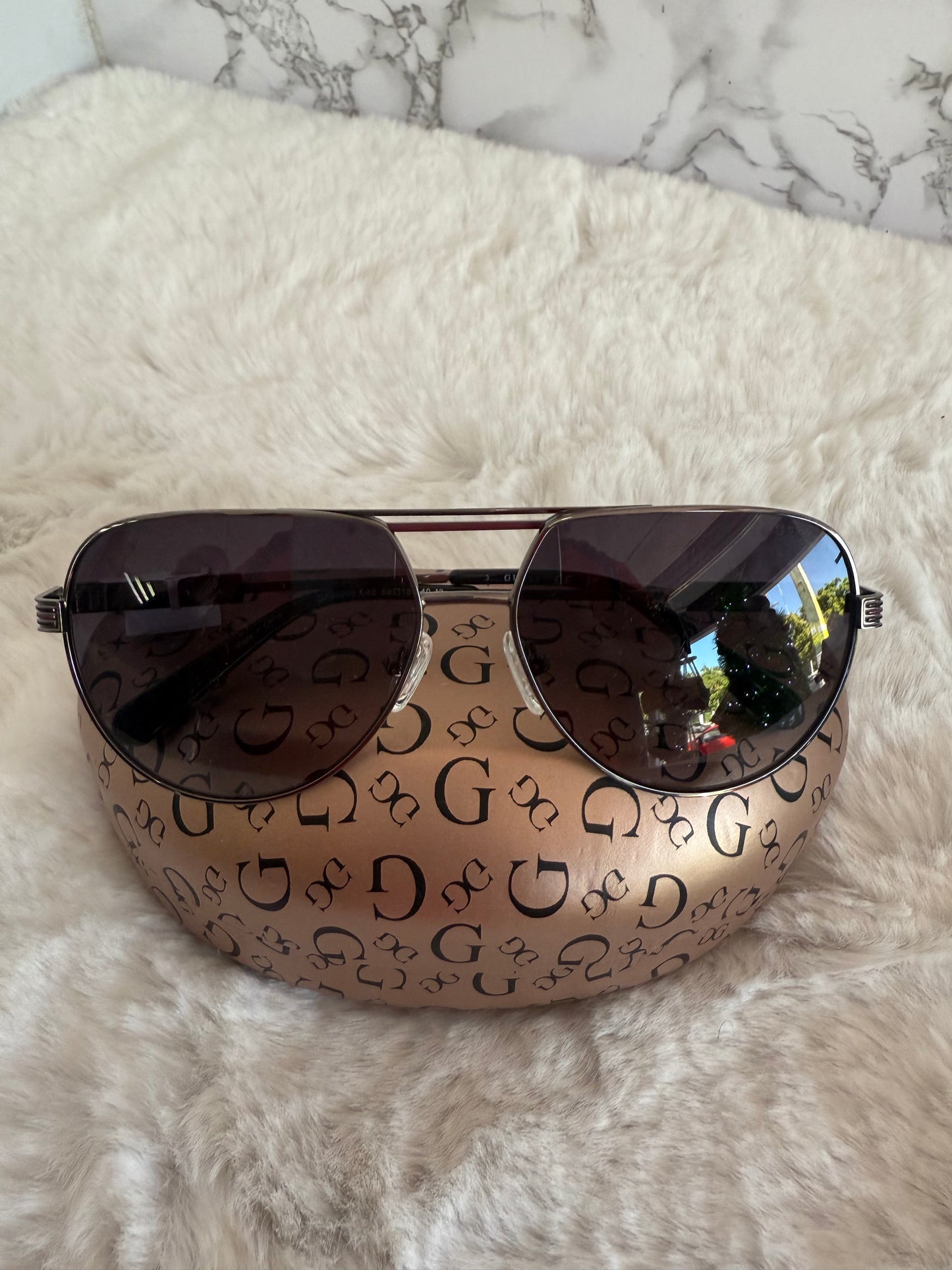 Lentes marca Guess con estuche de bolsa