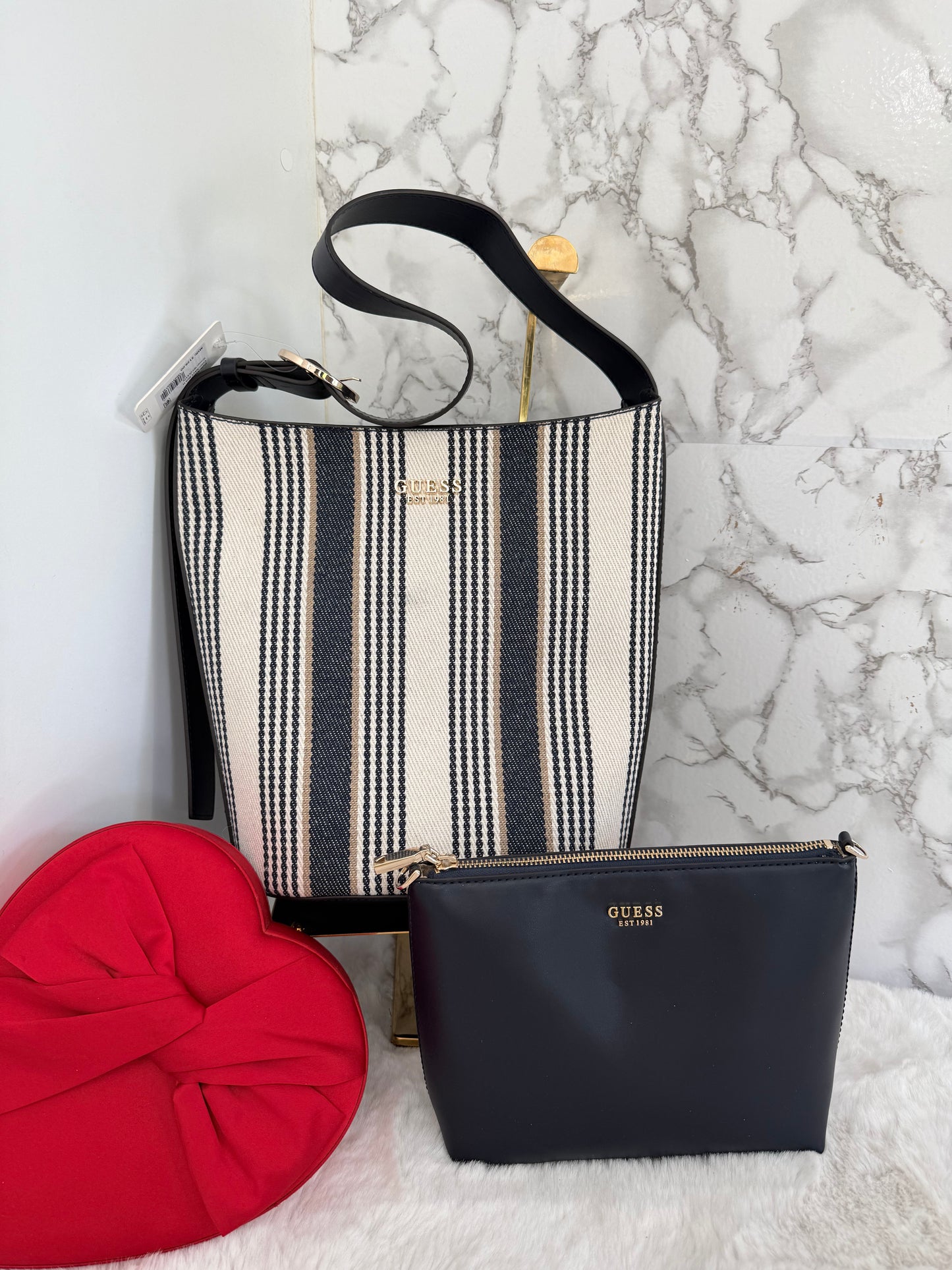 Bolsa grande con cosmetiquera marca Guess