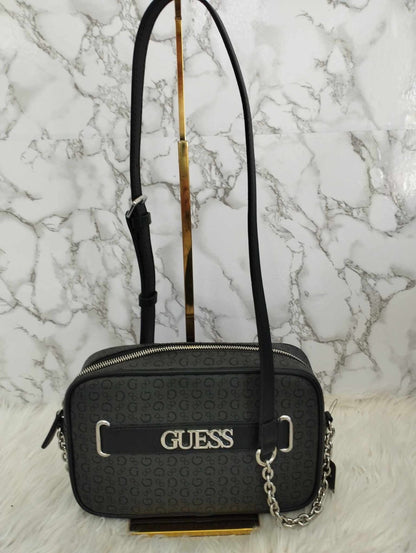 Bolsa crossbody negra grabada marca Guess