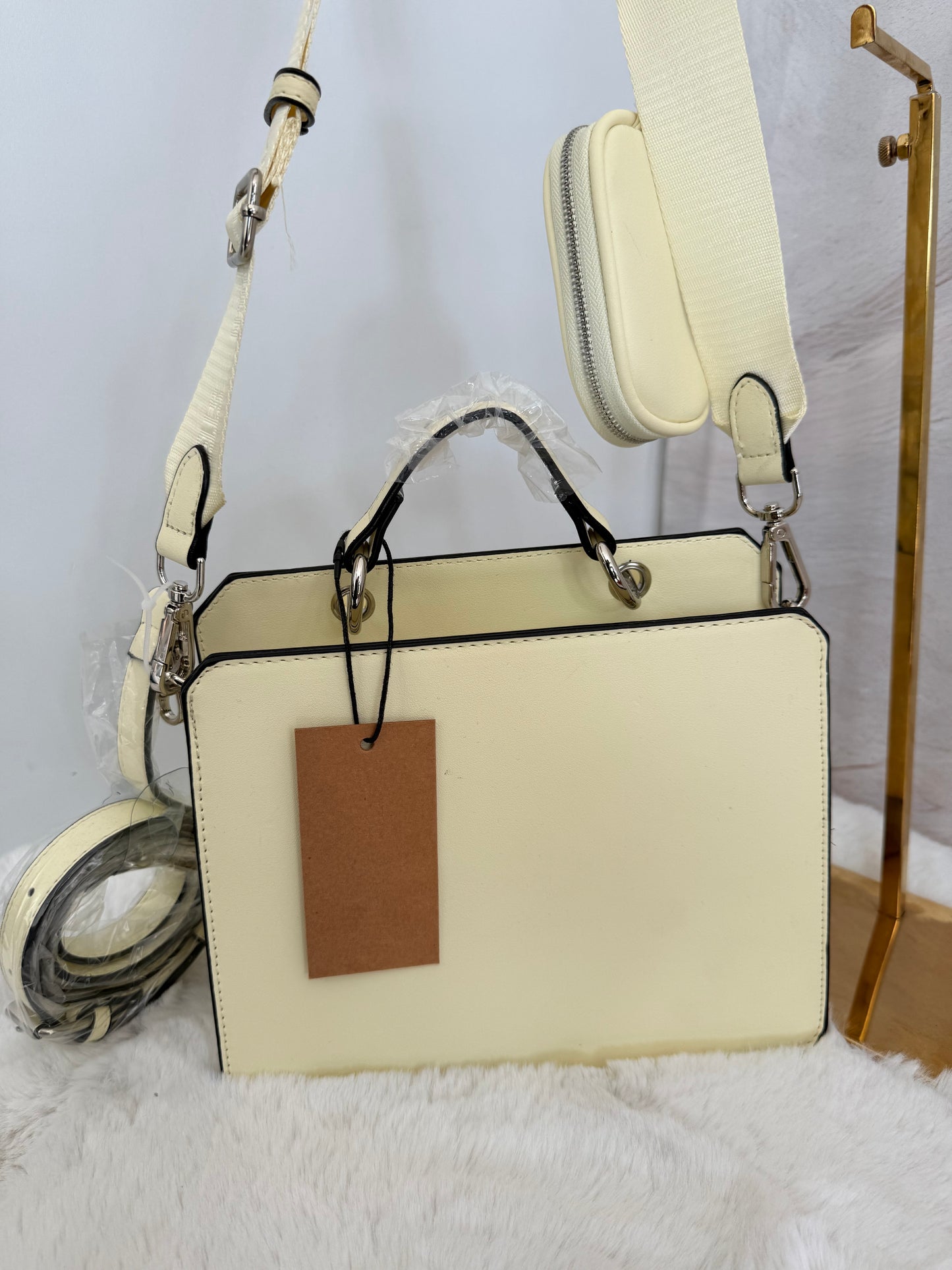 Bolsa chica con letras en piedras marca Steve madden
