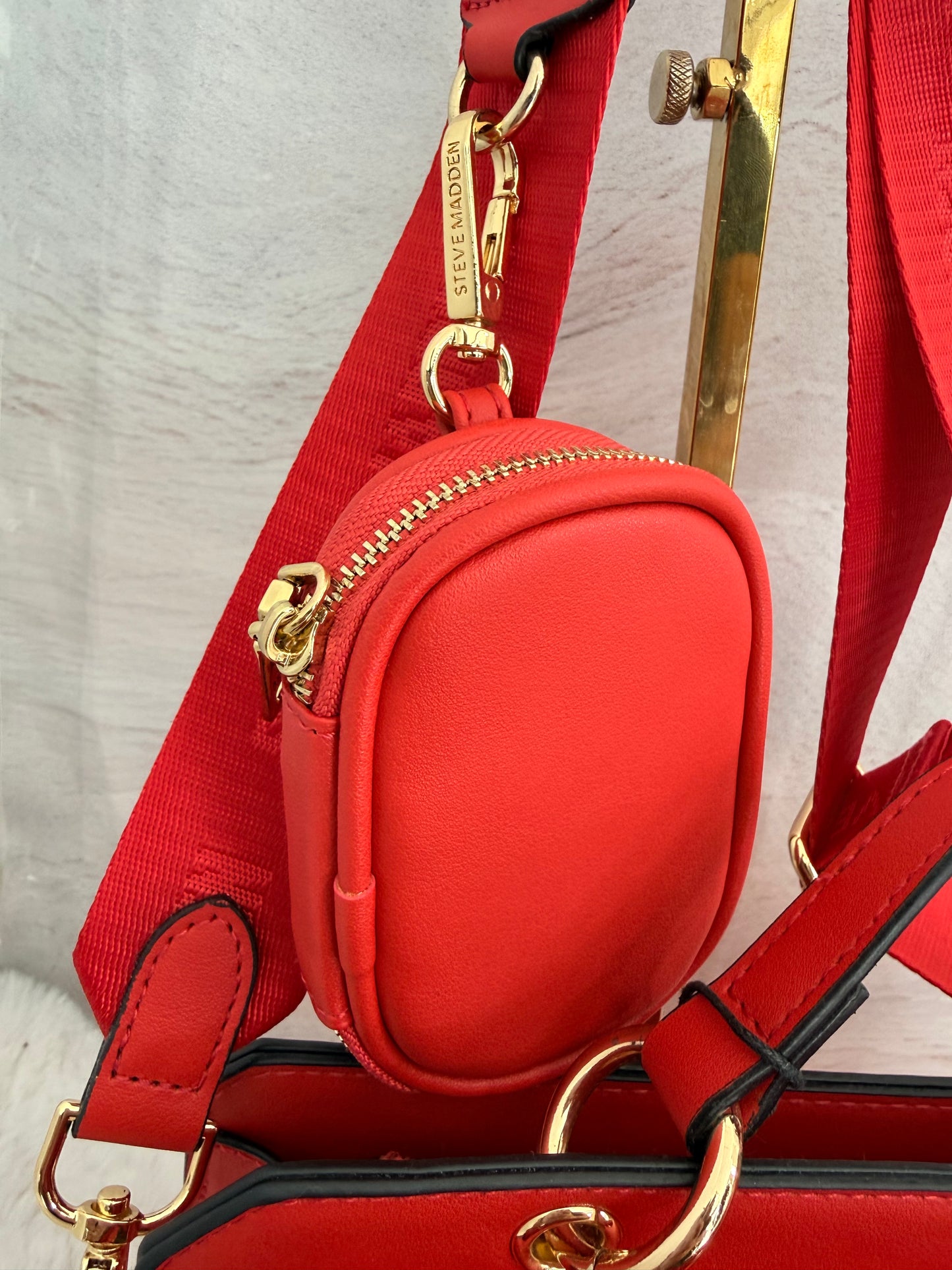 Bolsa chica con letras en piedras marca Steve madden