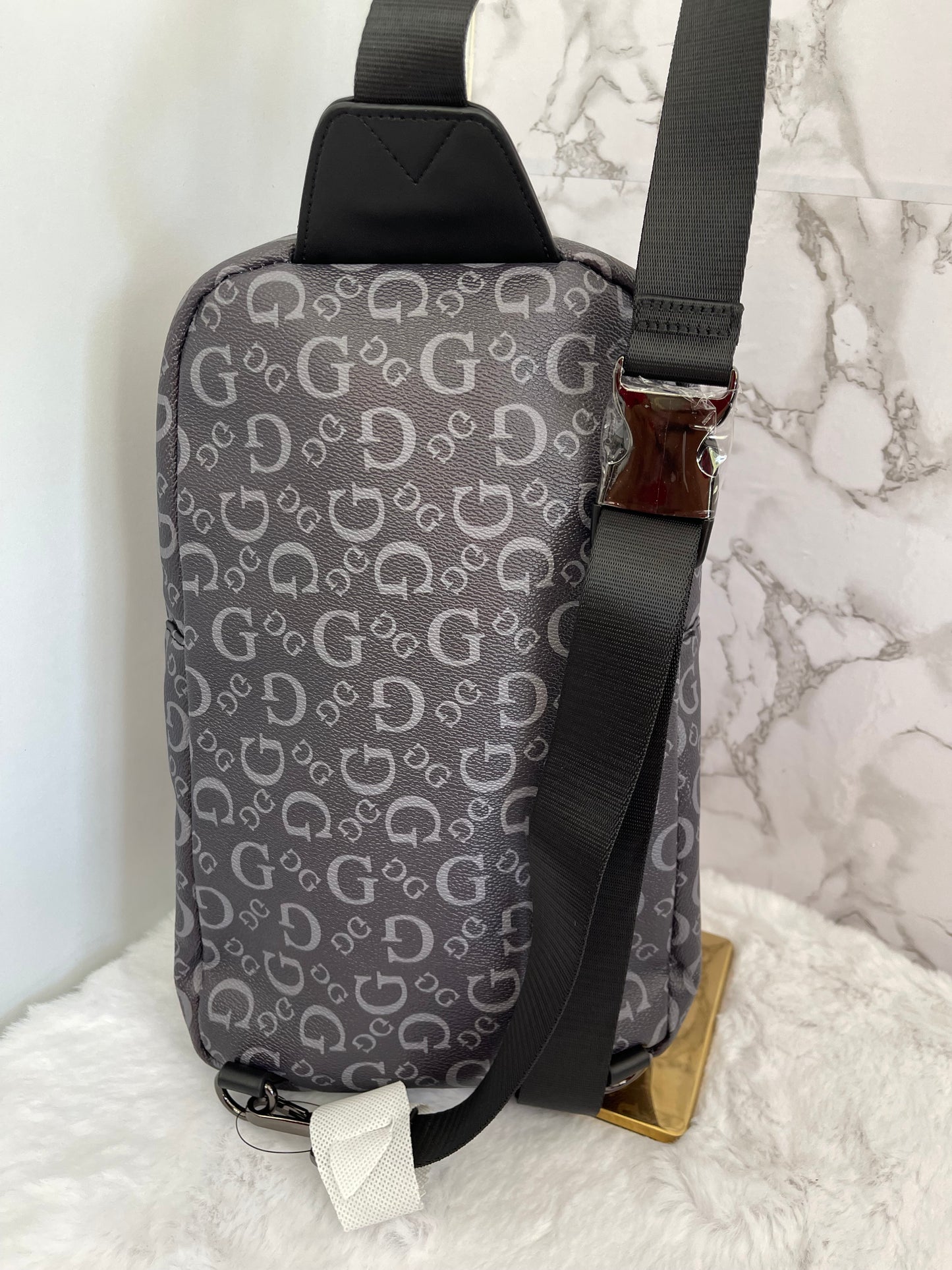 Bolso de caballero marca Guess tipo piel tamaño grande