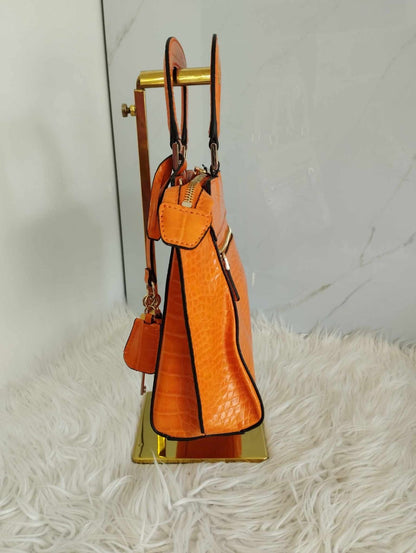 Bolsa naranja marca Guess