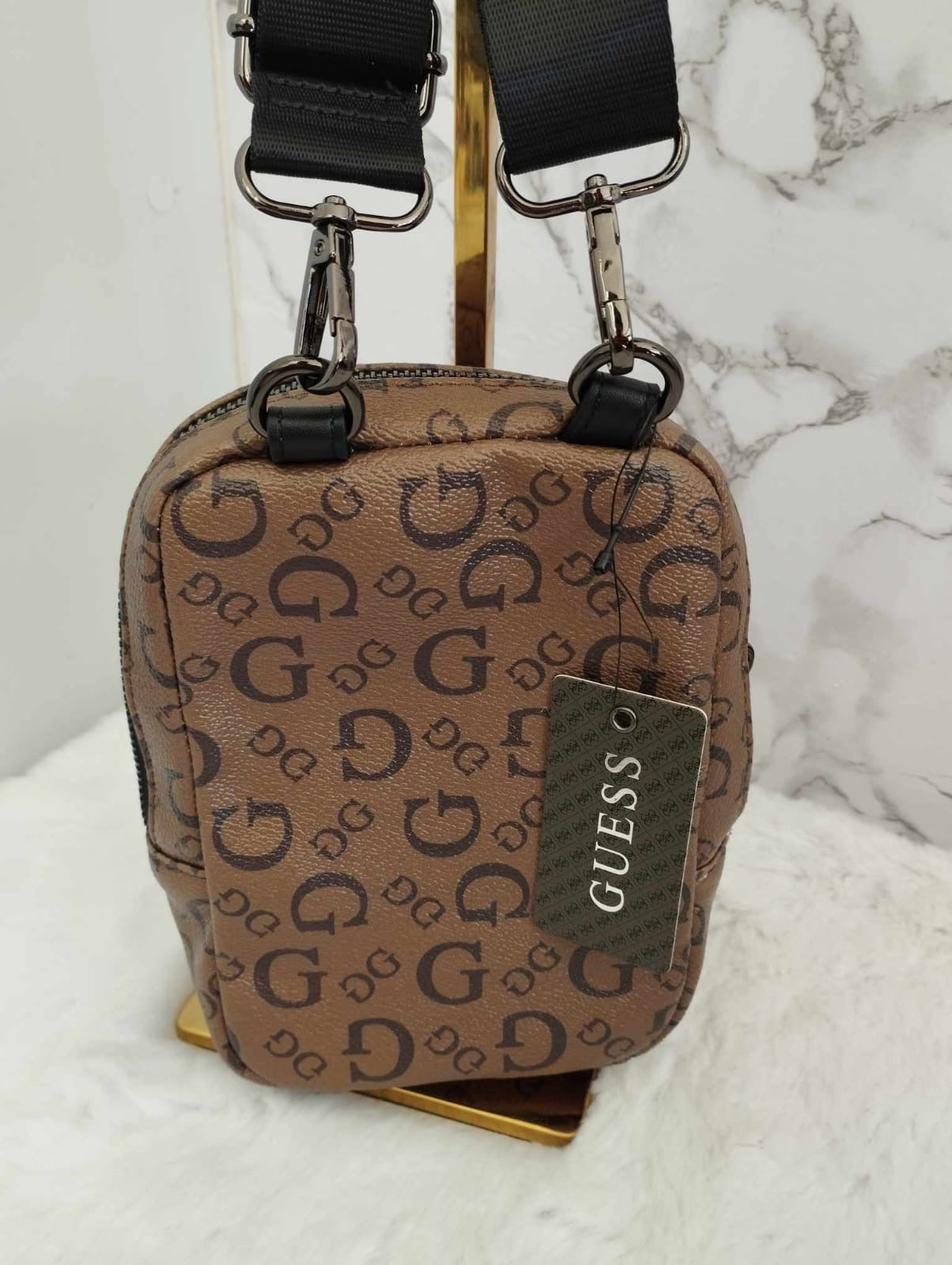 Bolso de caballero (mariconera) marca Guess tipo piel tamaño chico