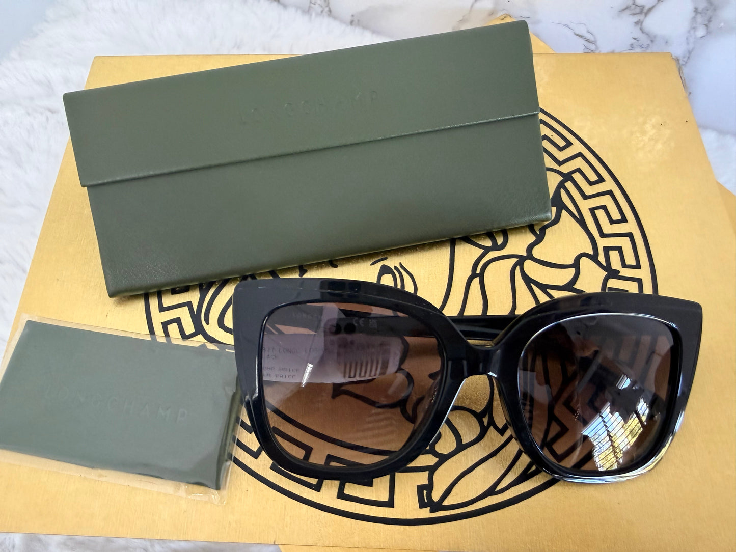 Lentes de dama negros marca Longchamp con estuche
