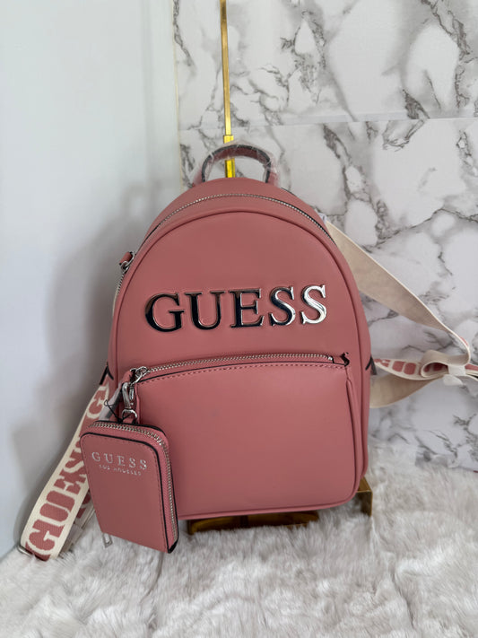 Mochila chica color coral marca Guess