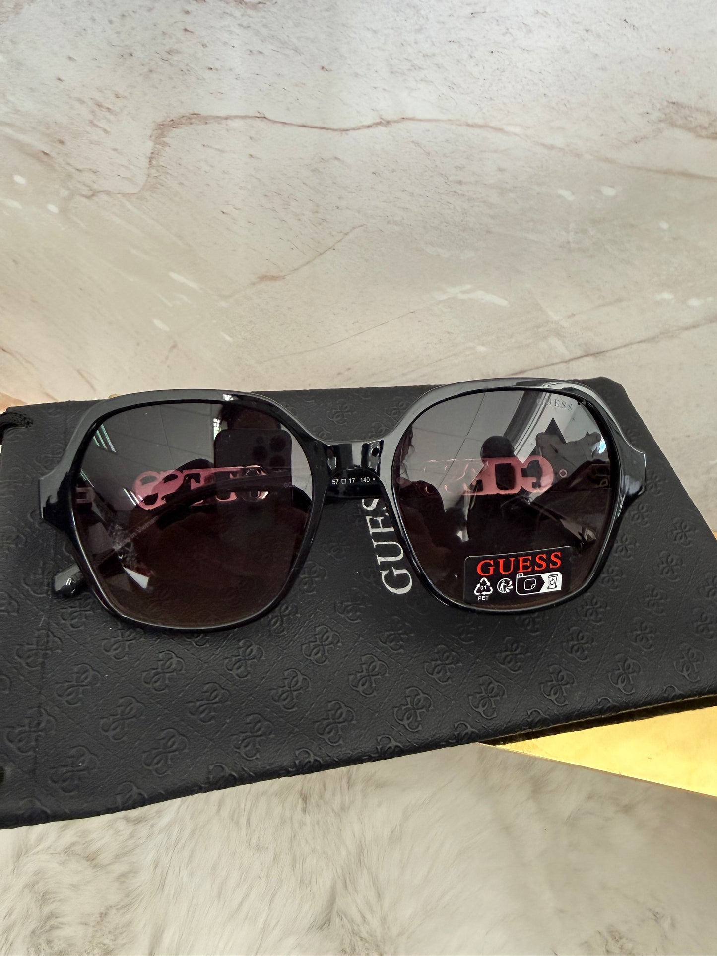 Lentes de dama armazón plástico negro con letras a los lados  marca Guess con estuche de bolsa