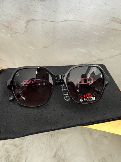 Lentes de dama armazón plástico negro con letras a los lados  marca Guess con estuche de bolsa
