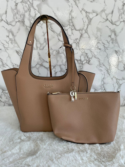 Bolsa grande con bolsa cosmetiquera marca Guess