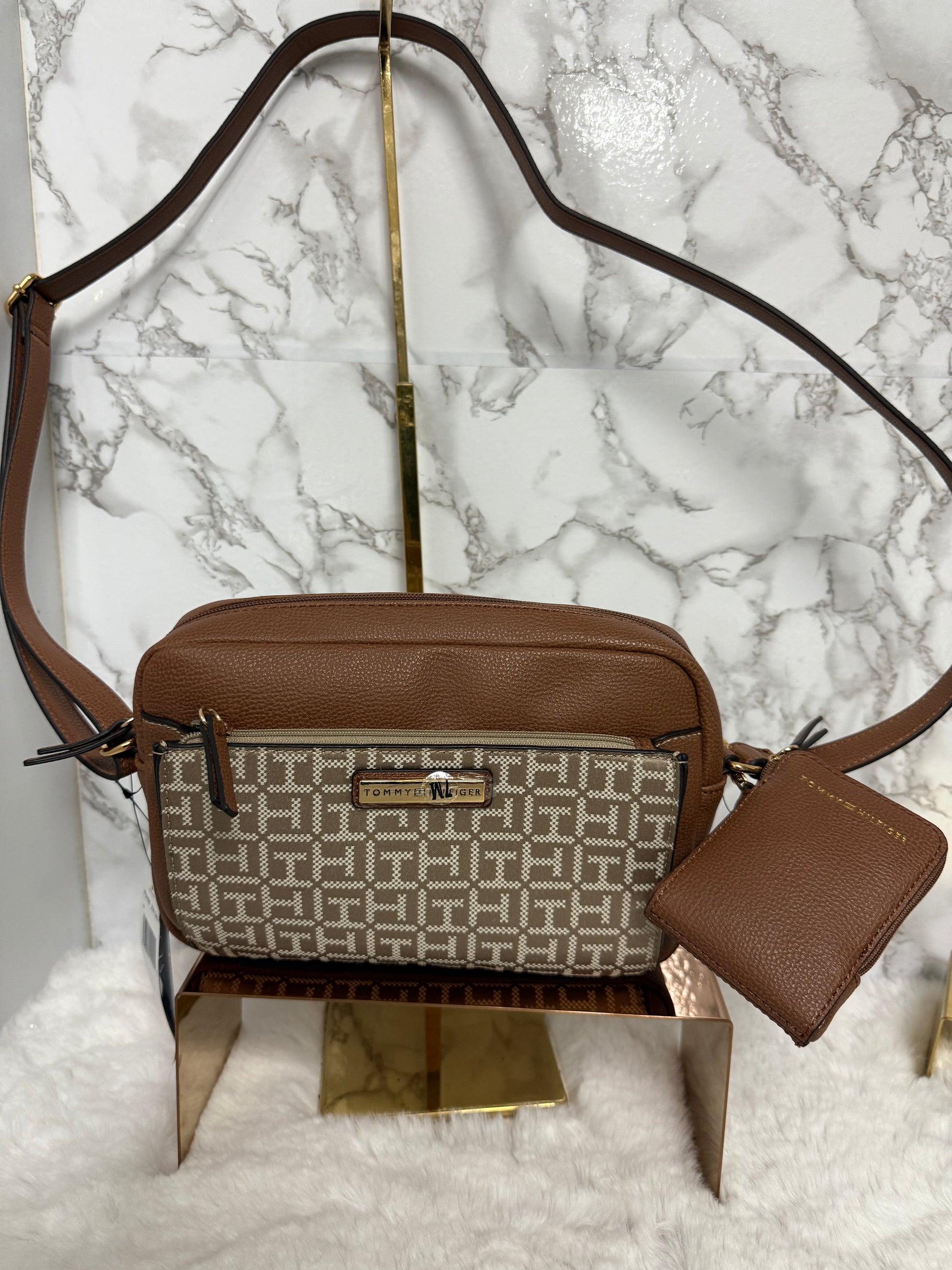 Bolsa crossbody marca Tommy Hilfiger color beige