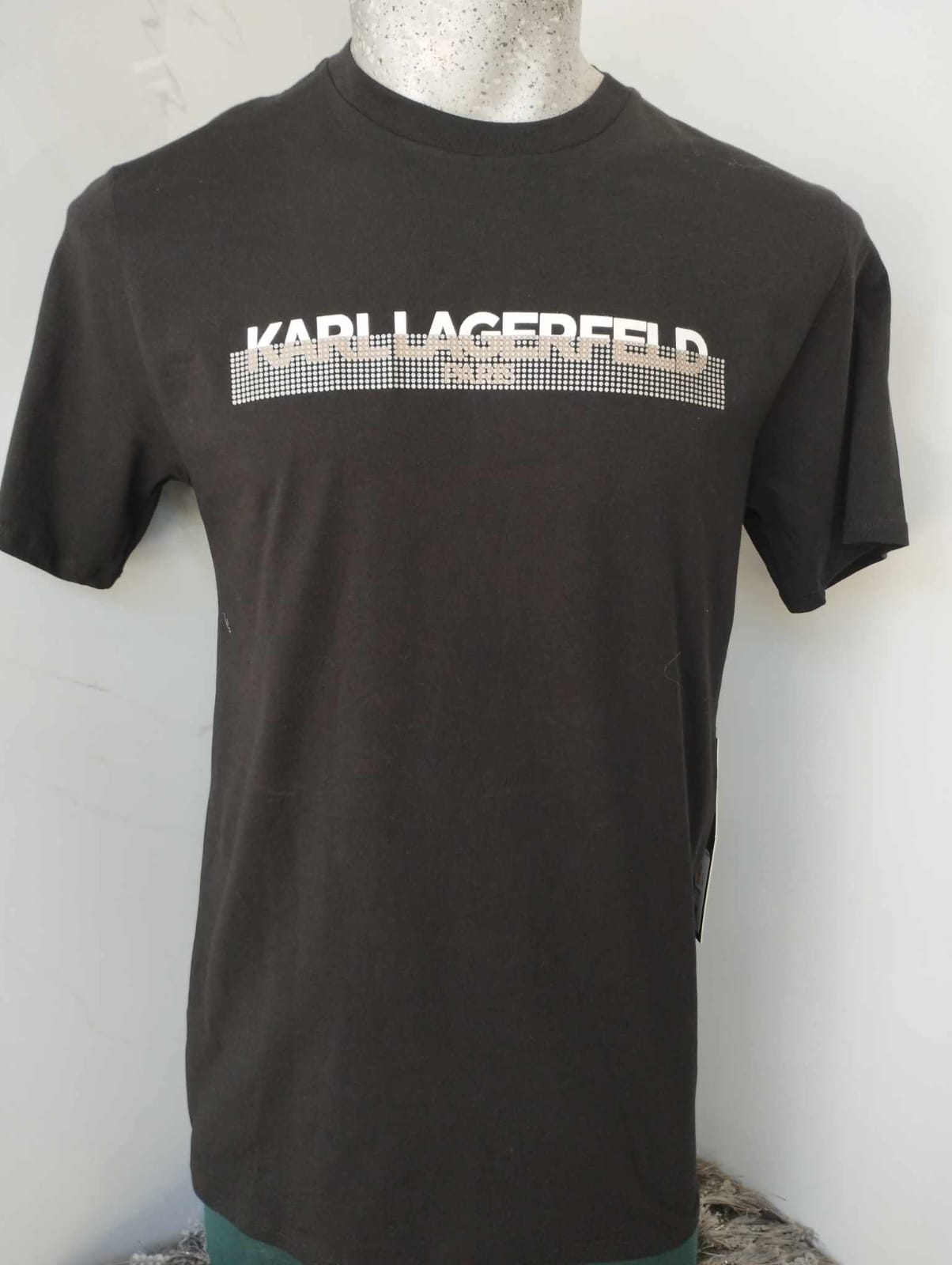 Playera de caballero marca Karl Lagerfeld