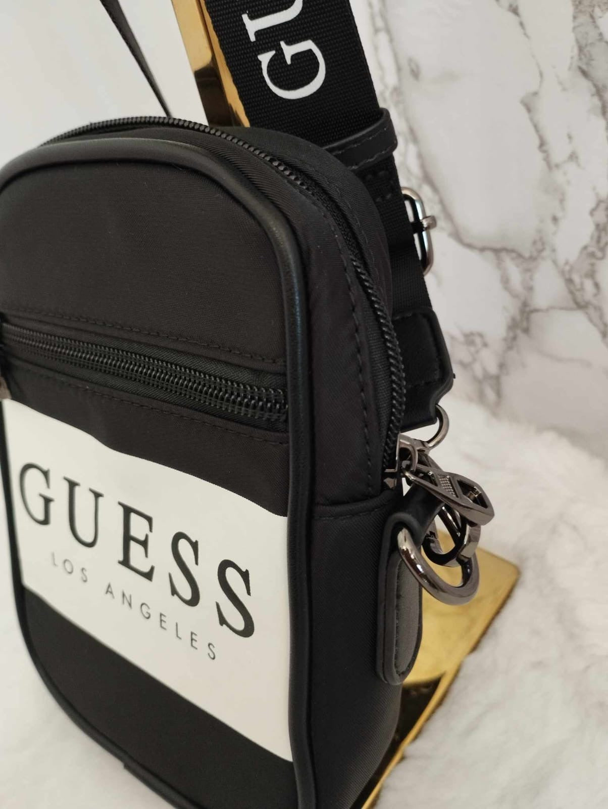 Bolso de caballero marca Guess tipo nylon