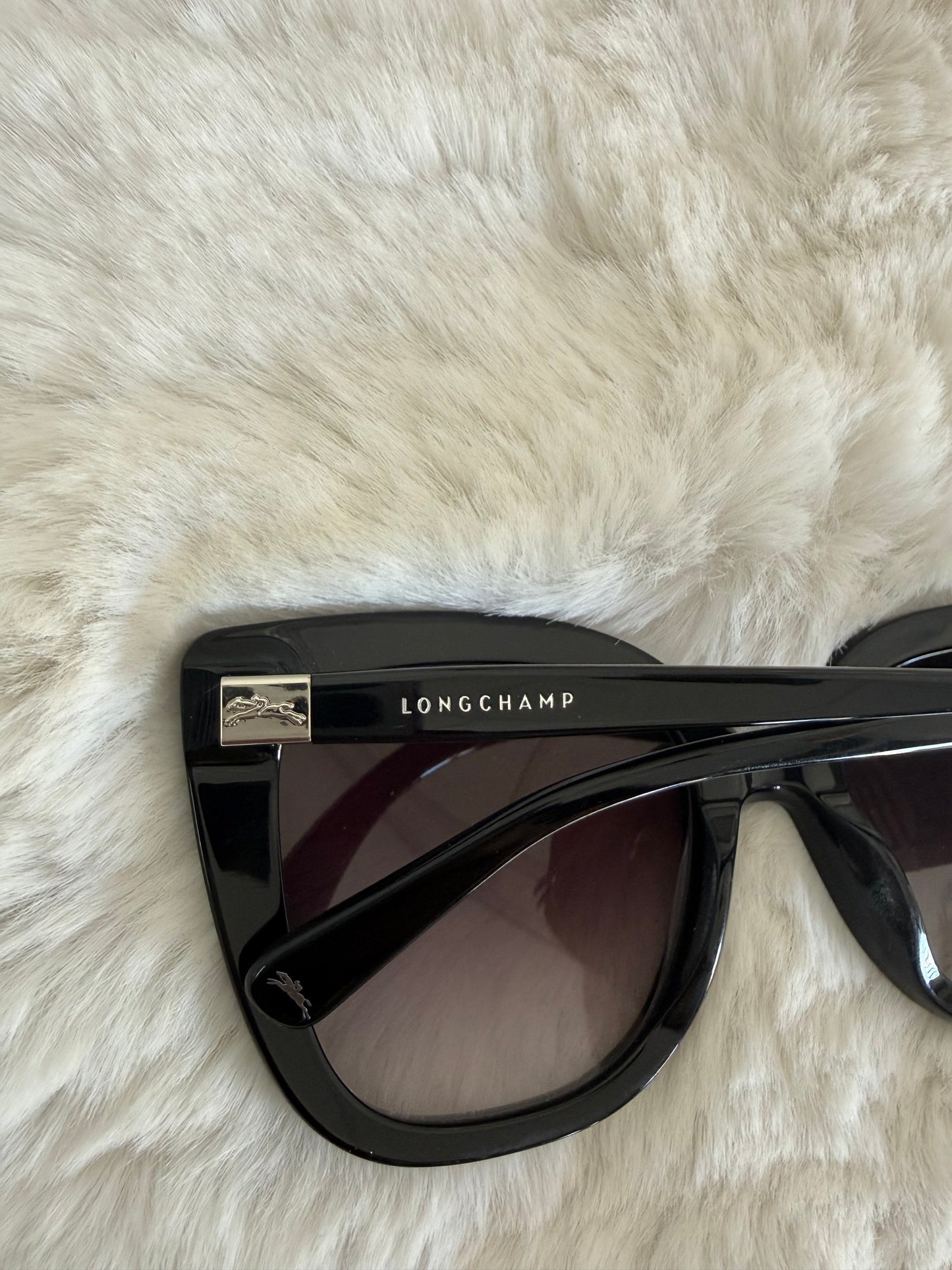 Lentes de dama negros marca Longchamp con estuche