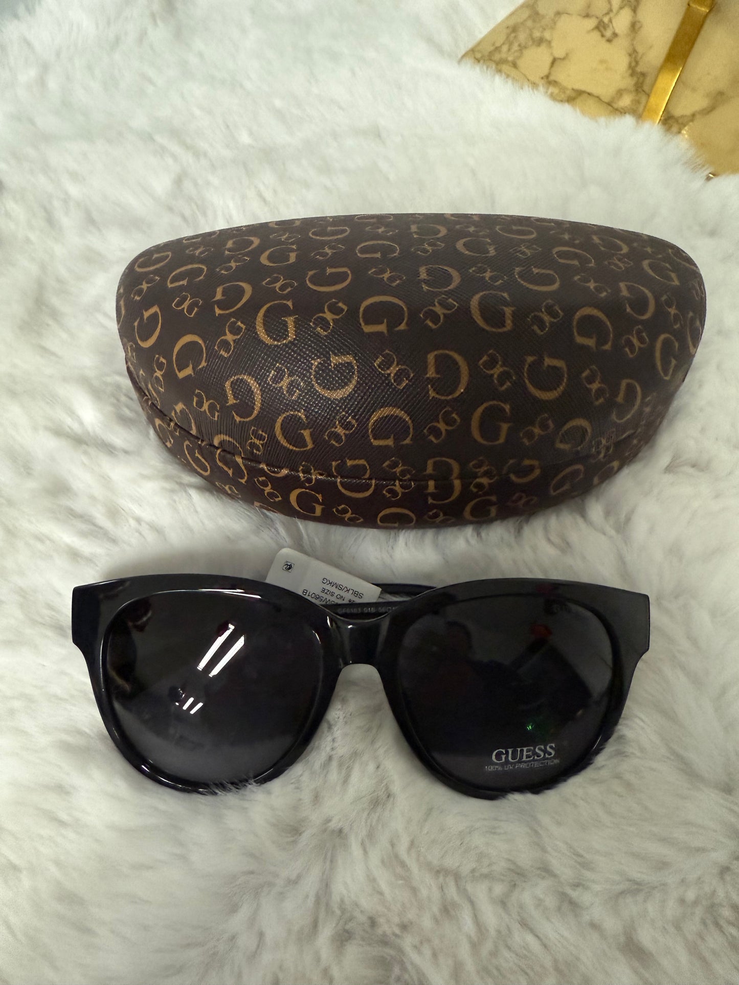 Lentes negro marca Guess con estuche de bolsa