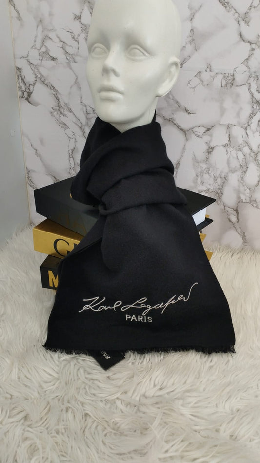 Bufanda negra marca Karl Lagerfeld