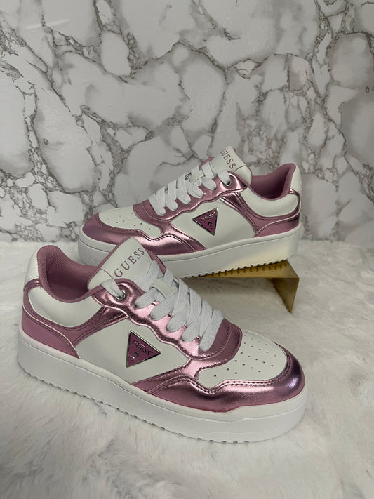 Tenis de dama tipo piel blanco con rosa metálico  marca Guess