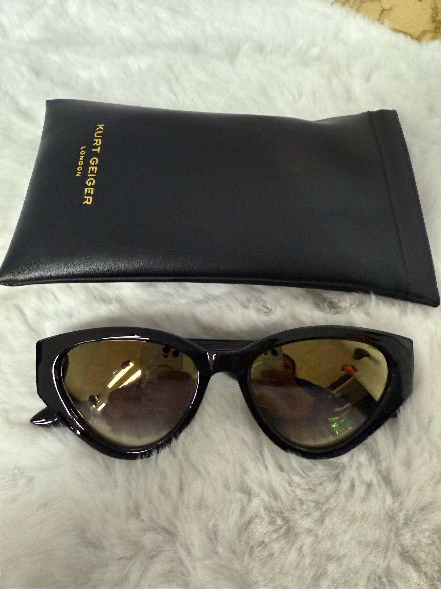 Lentes negro de dama marca Kurt Geiger con estuche de bolsa