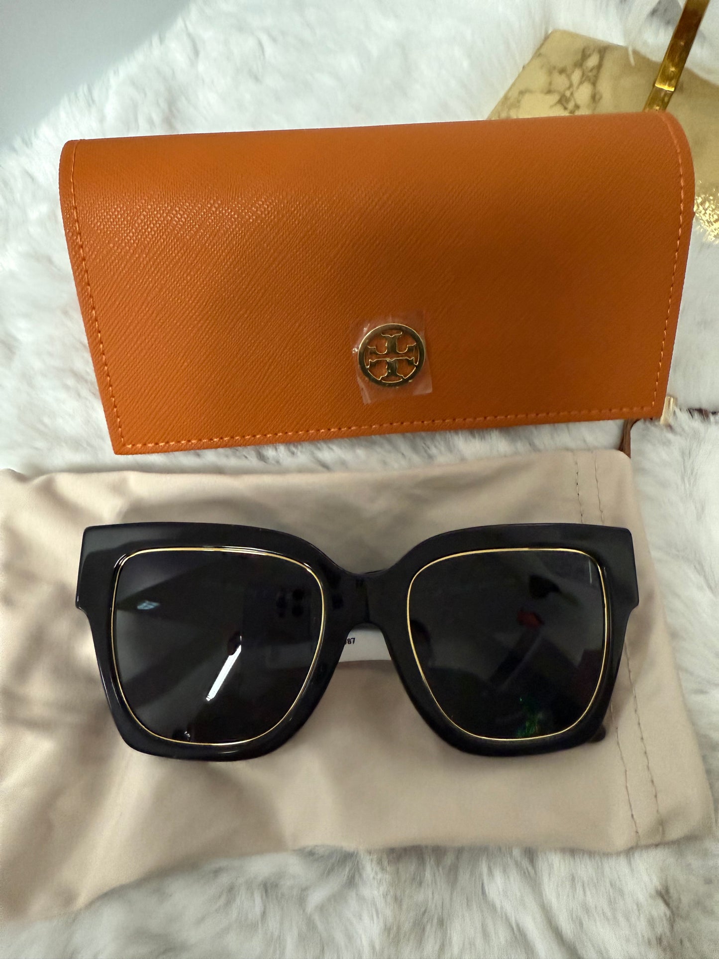 Lentes obscuro marca Tory Burch con dorado