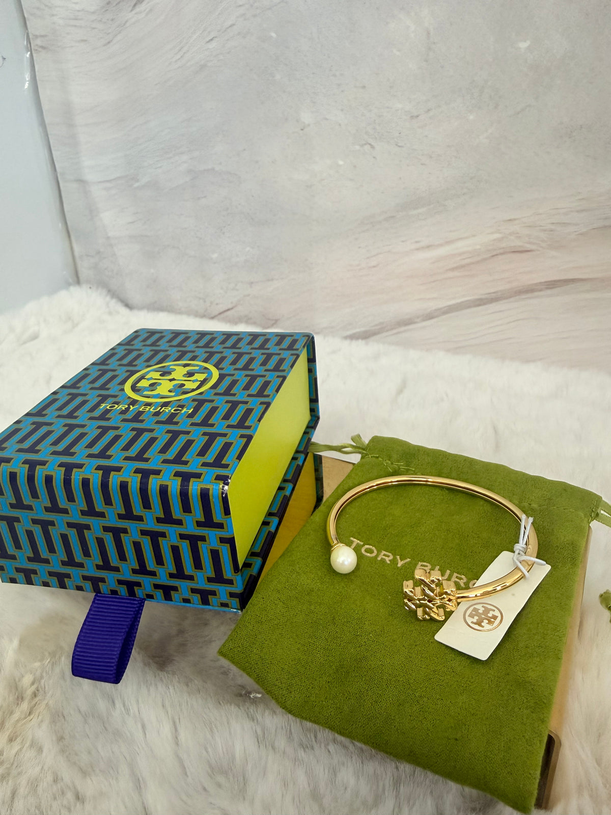 Pulcera de dama dorada marca Tory Burch