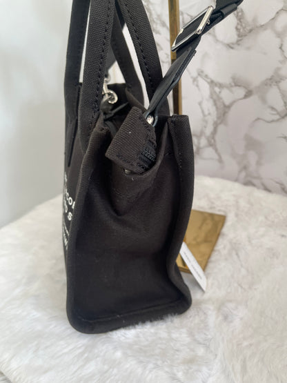 Bolsa tipo lona color negro marca Marc Jacobs