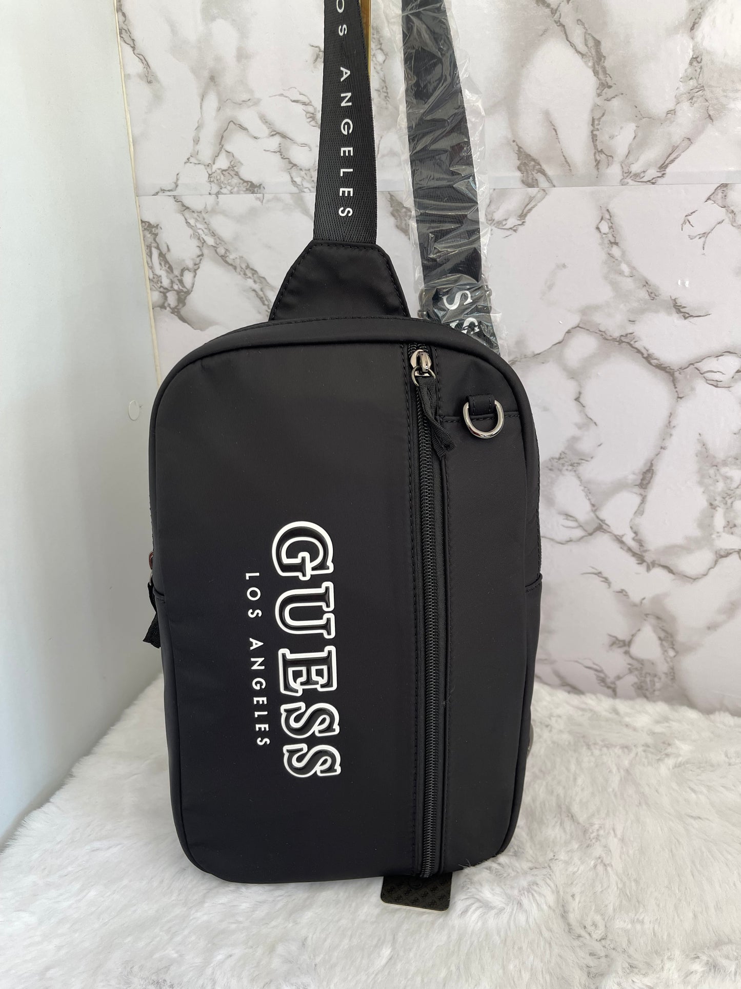 Bolso de caballero marca Guess tipo nylon