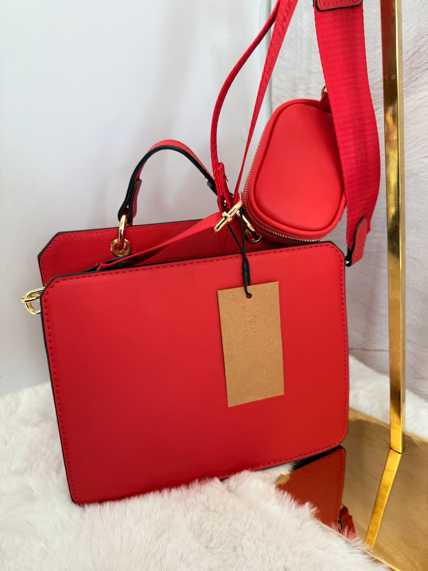 Bolsa chica con letras en piedras marca Steve madden