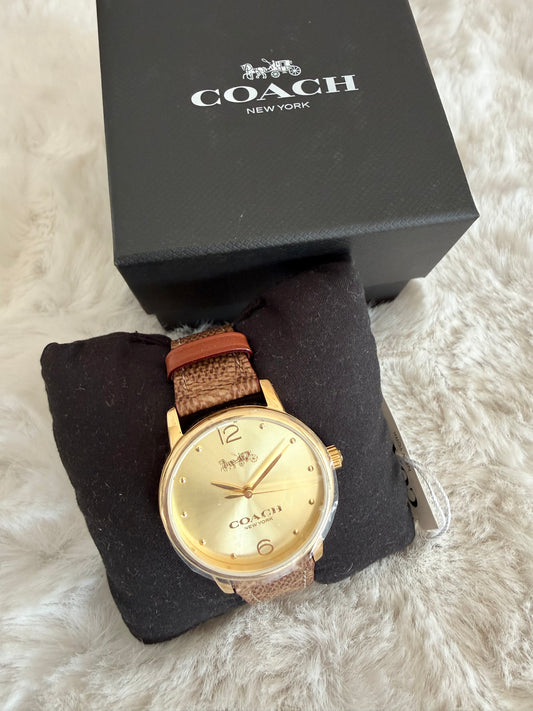 Reloj de dama cafe grabado marca Coach