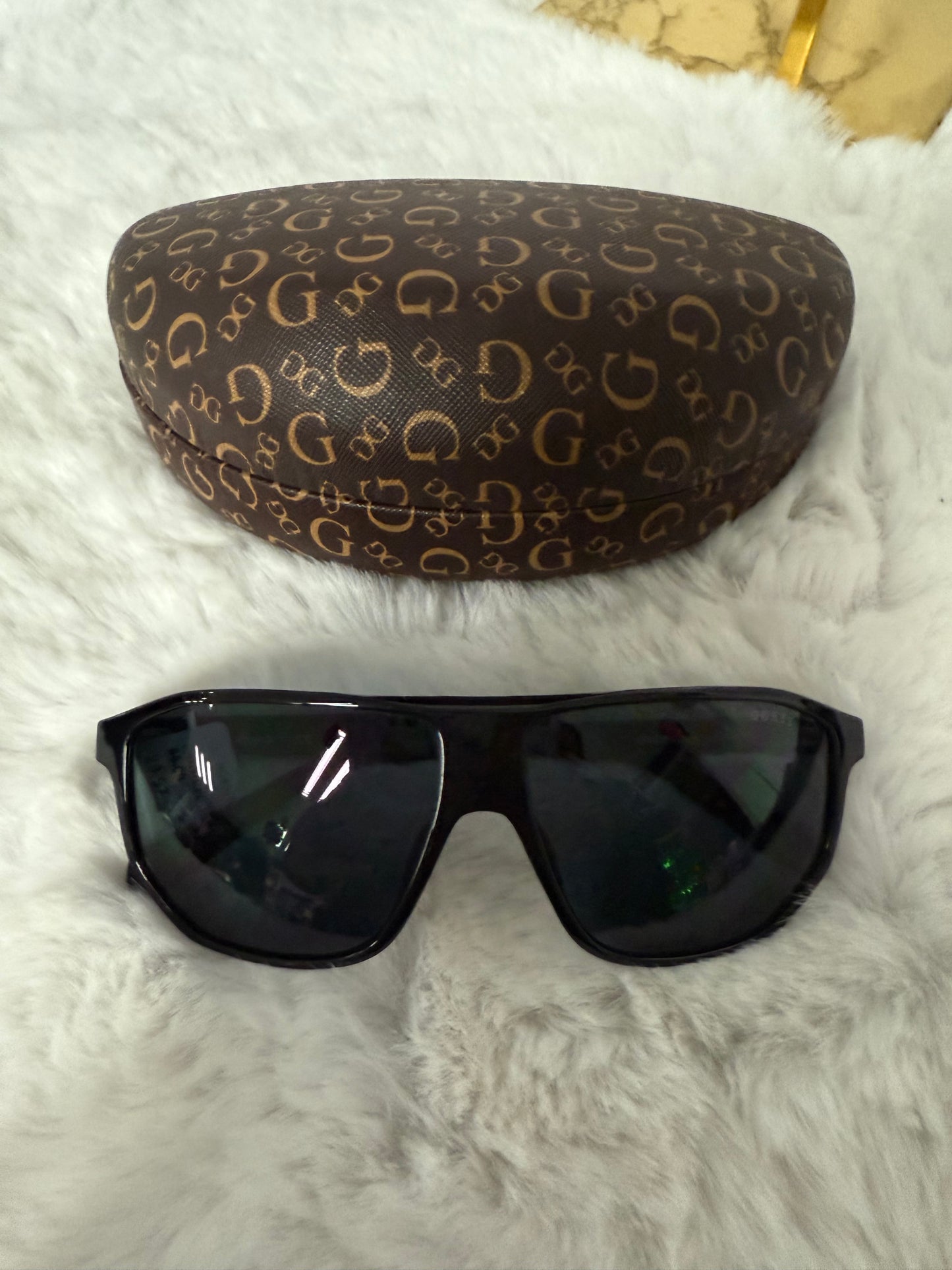 Lentes negro marca Guess con estuche de bolsa