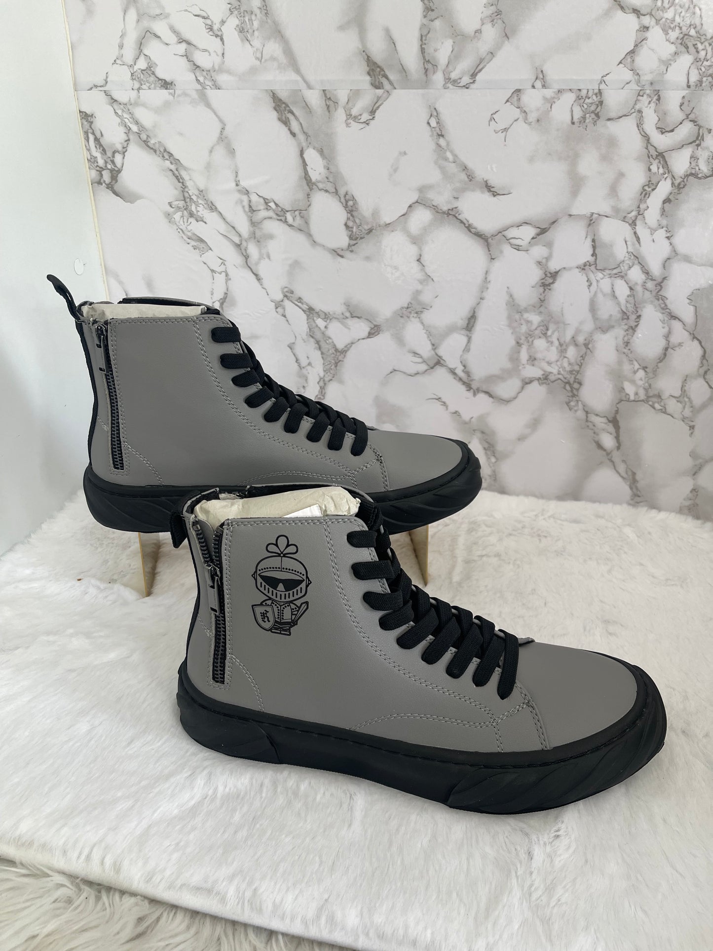 Tenis tipo bota para caballero marca Karl Lagerfeld