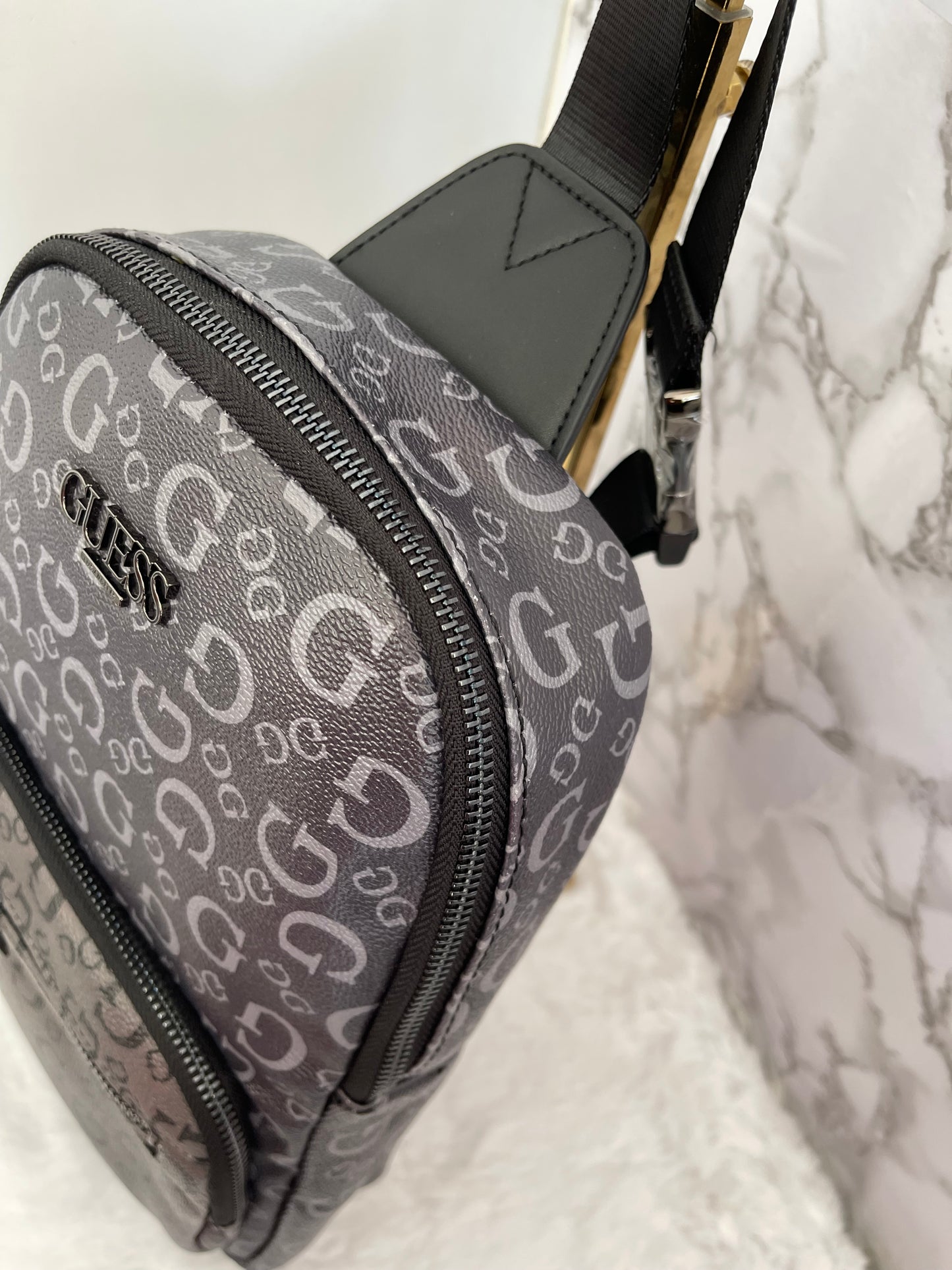 Bolso de caballero marca Guess tipo piel tamaño grande