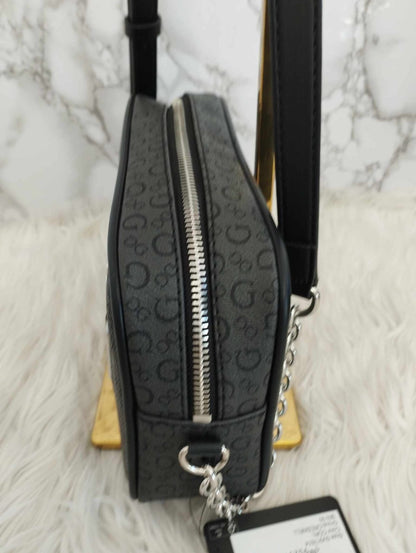 Bolsa crossbody negra grabada marca Guess