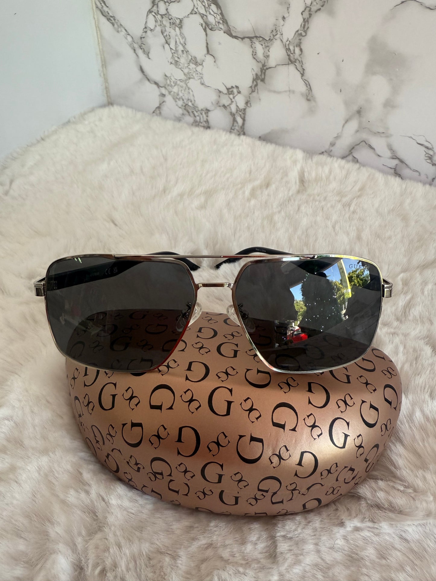 Lentes marca Guess con estuche de bolsa