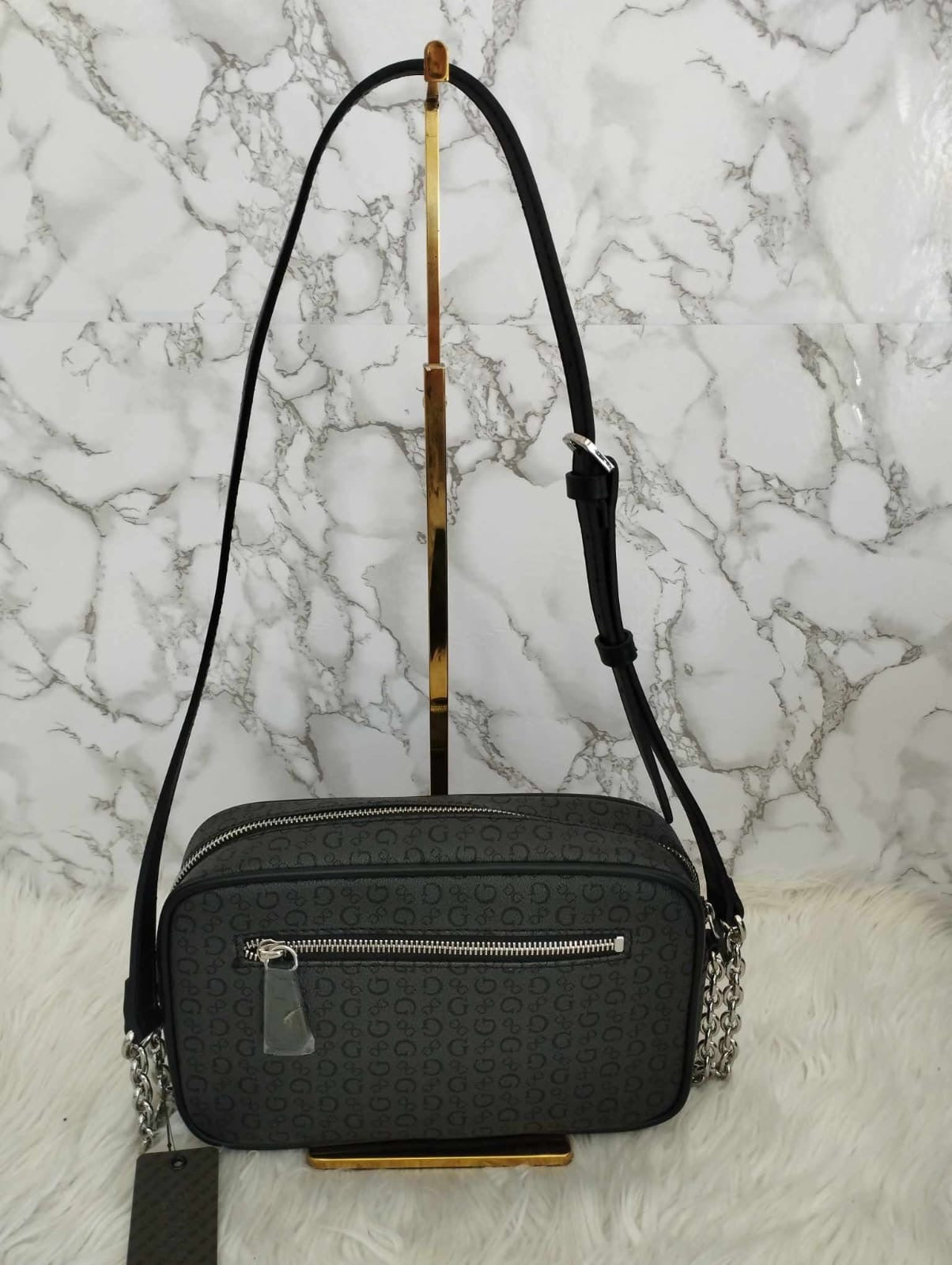 Bolsa crossbody negra grabada marca Guess