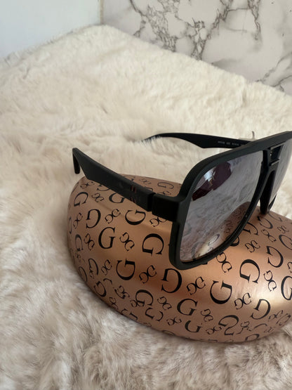 Lentes negro tipo polarizado marca Guess con estuche de bolsa