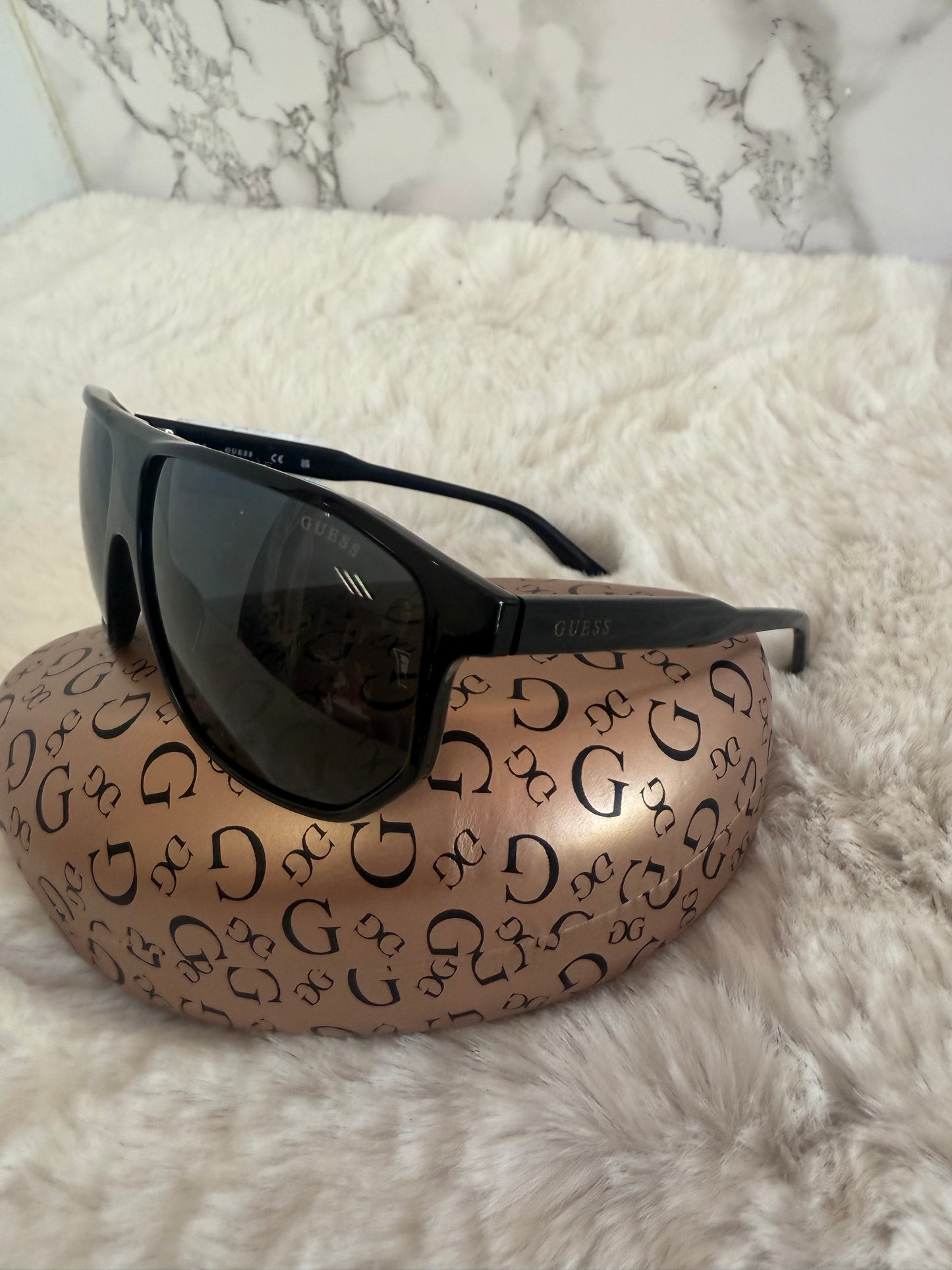 Lentes negro marca Guess con estuche de bolsa