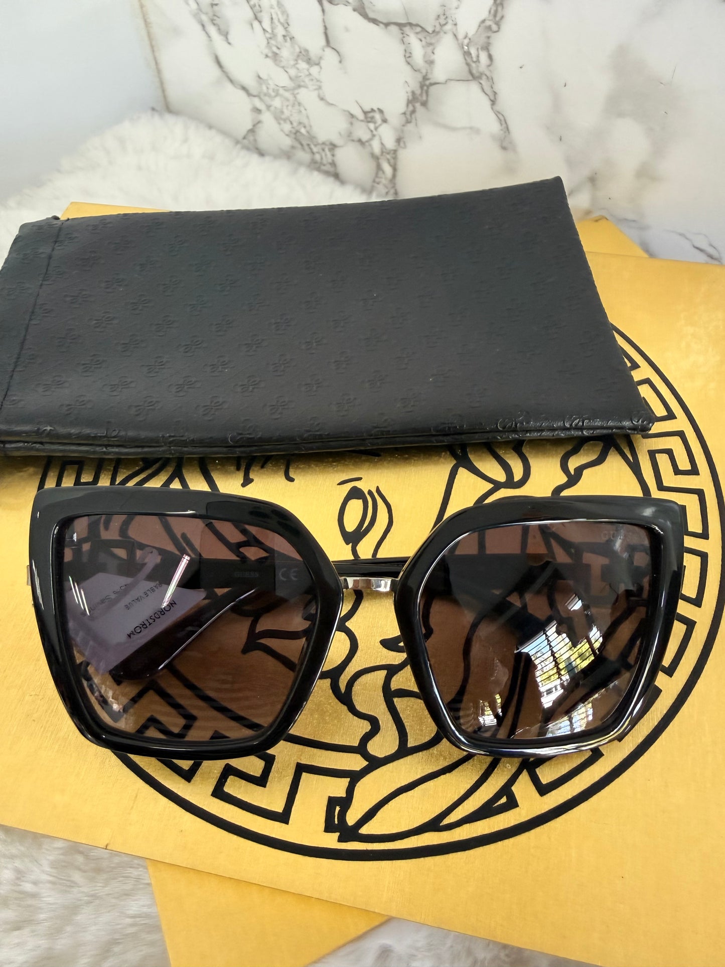Lentes de dama marca Guess con estuche de bolsa