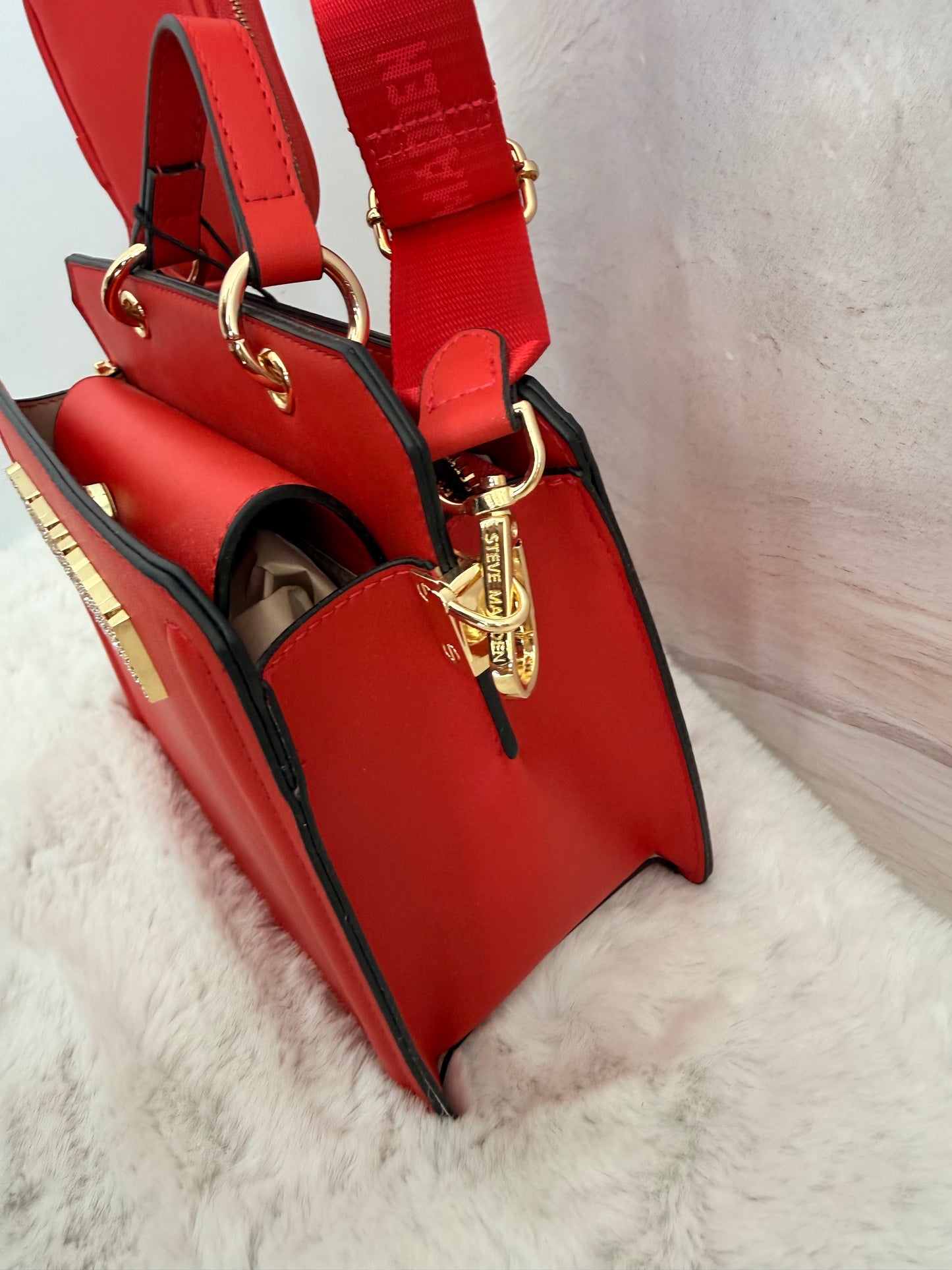 Bolsa chica con letras en piedras marca Steve madden
