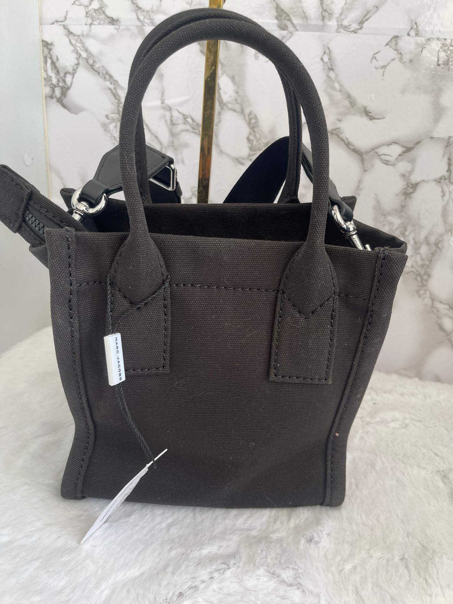Bolsa tipo lona color negro marca Marc Jacobs