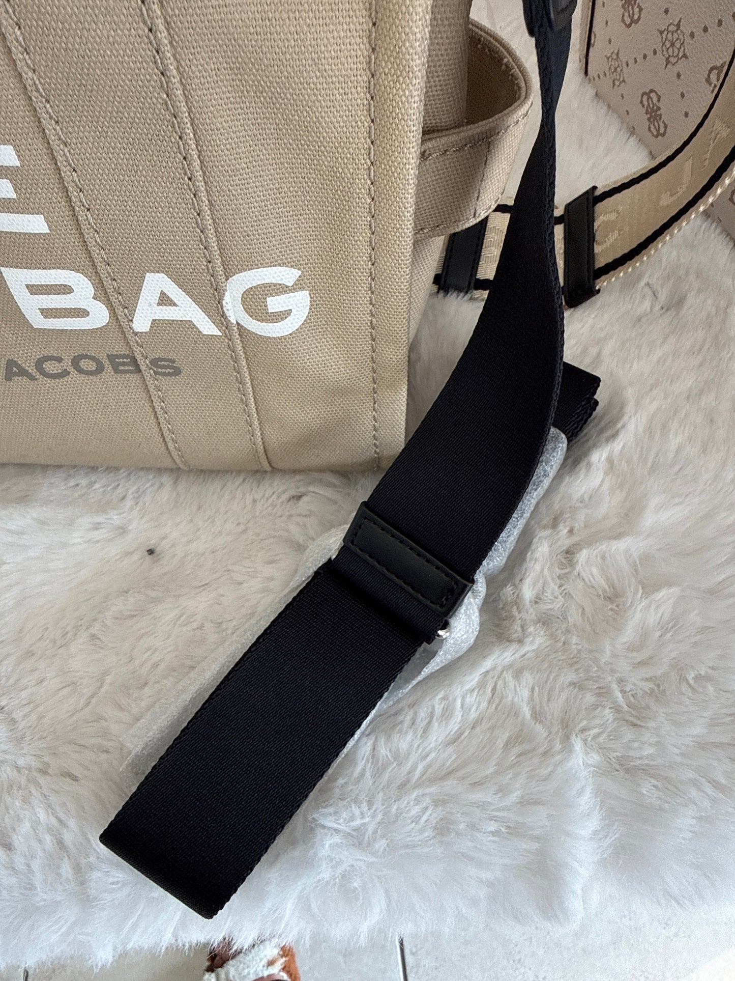 Bolsa mediana de lona marca Marc Jacobs con strap negro