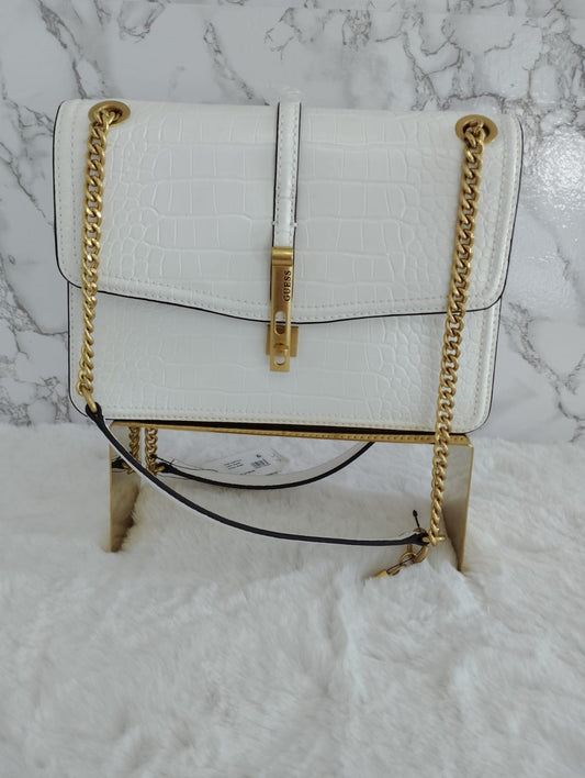 Bolsa color blanco con cadena marca Guess