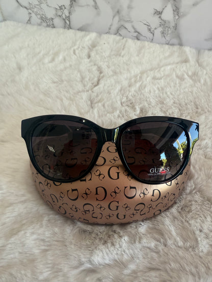 Lentes negro marca Guess con estuche de bolsa