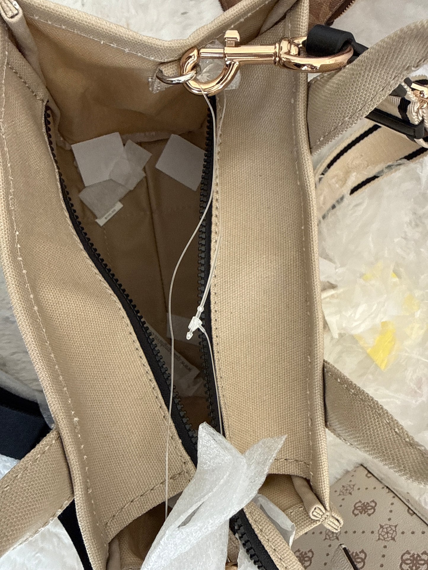 Bolsa mediana de lona marca Marc Jacobs con strap negro